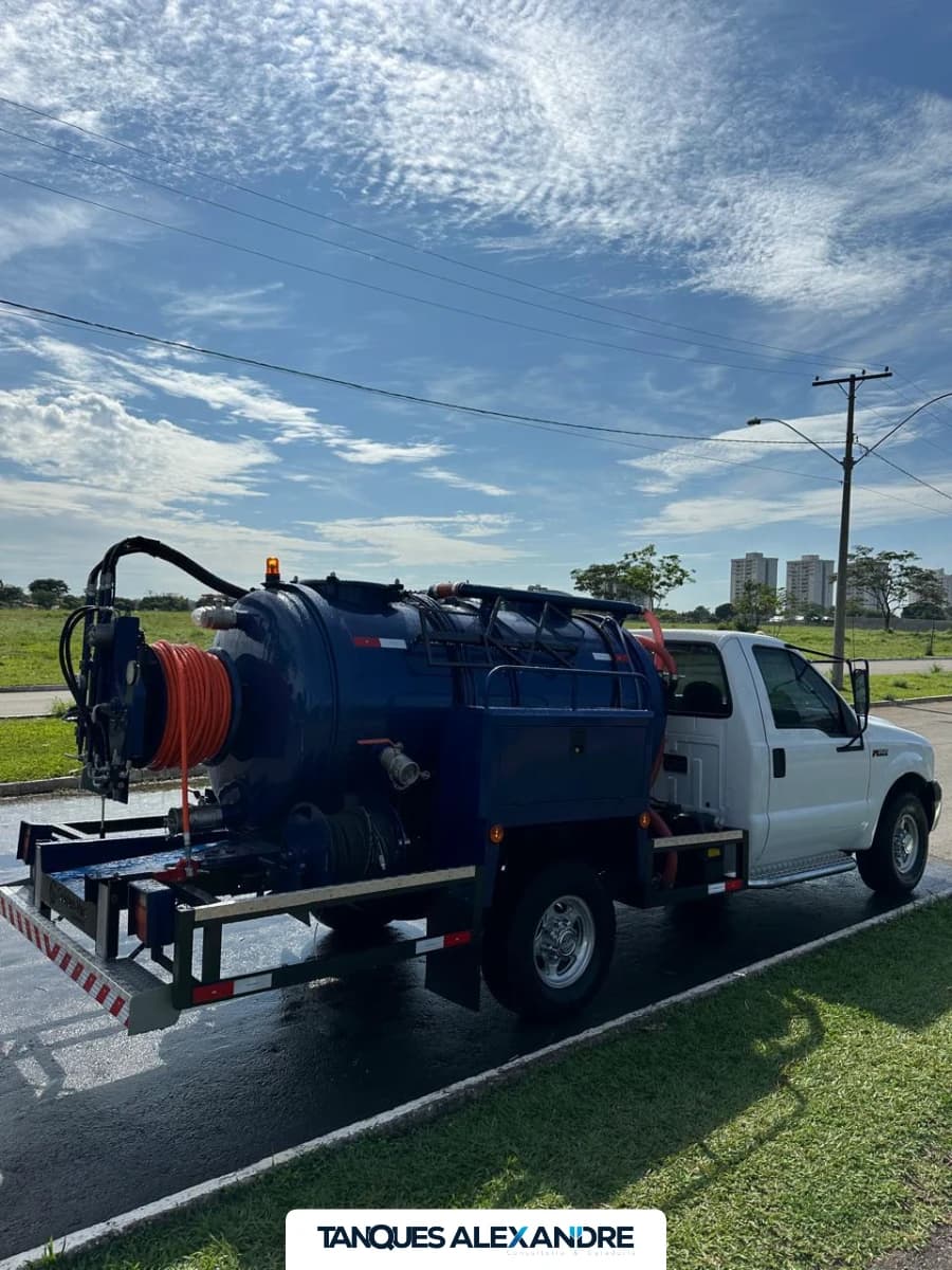 Ford F-350 com equipamento combinado vácuo e hidrojato