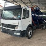 Mercedes Atego com equipamento vácuo