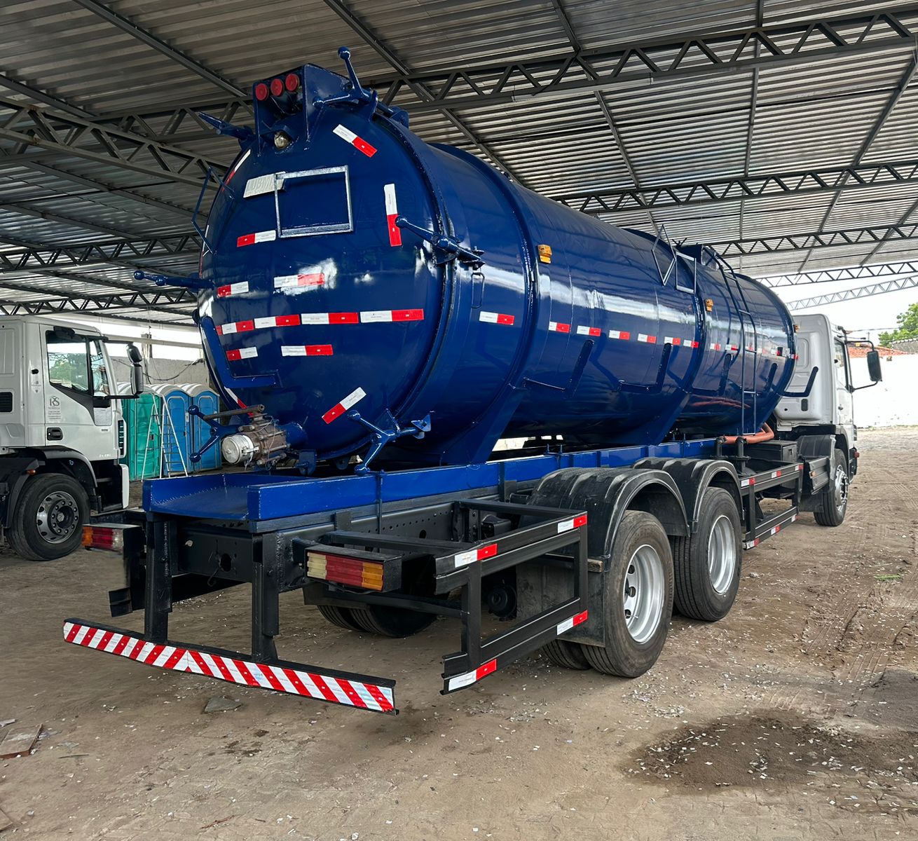 Mercedes Atego com equipamento vácuo