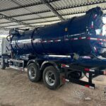 Mercedes Atego com equipamento vácuo