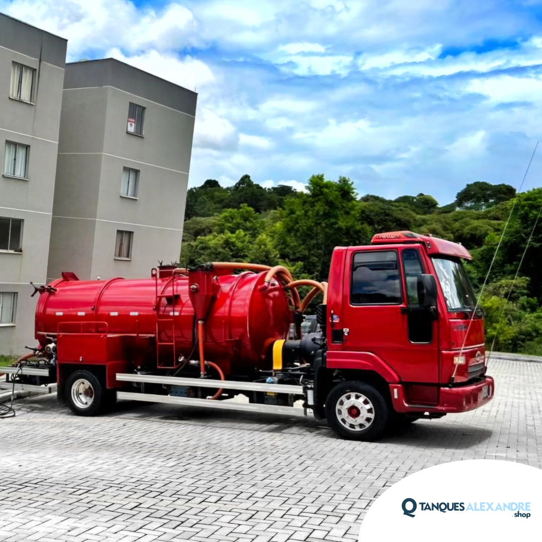 Cargo 816 com tanque limpa fossa 1