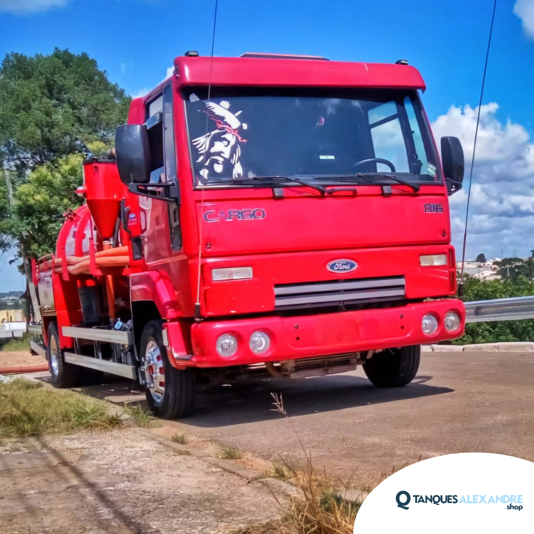 Cargo 816 com tanque limpa fossa 2