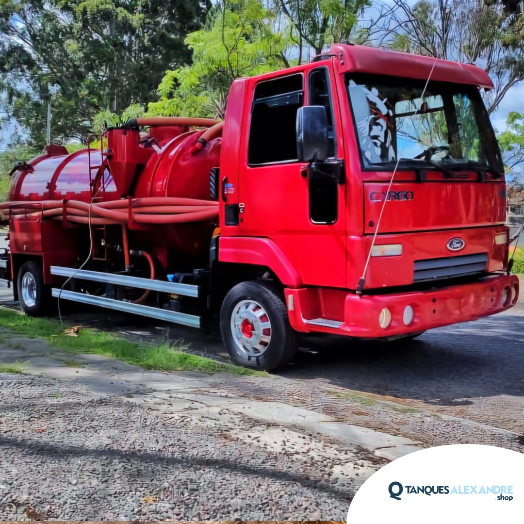 Cargo 816 com tanque limpa fossa 3
